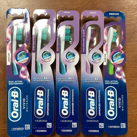 Oral B Medium Advanced Whitening Manual Toothbrush Bundle NEW - Picture 3 of 10